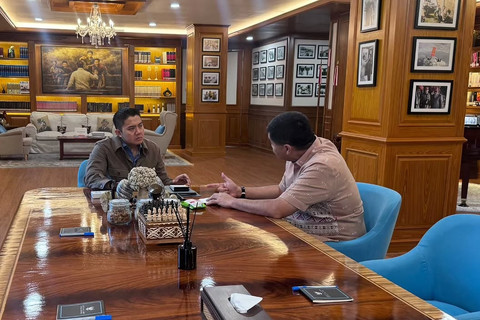 Sekretaris Kabinet Teddy Indra Wijaya menerima kunjungan Menteri Perumahan dan Kawasan Permukiman Maruarar Sirait di Gedung Sekretariat Kabinet, Jakarta, Minggu (19/7/2026). Foto: Instagram/ @sekretariat.kabinet