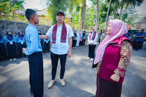 Wakil Menteri Sosial Agus Jabo Priyono meninjau Masa Pengenalan Lingkungan Sekolah (MPLS) di Sekolah Rakyat Kabupaten Magelang, Minggu (19/7/2026). Foto: Kemensos RI