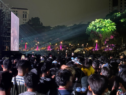 Suasana penonton saat penampilan Juan Reza di Lapangan Banteng dalam acara Festival Rakyat Bola Gembira dan Nobar Piala Dunia Argentina vs Spanyol,
Minggu (19/7/2026). Foto: Pradya Tirta/kumparan