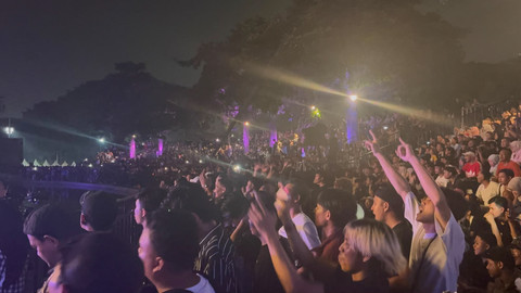 Suasana kemeriahan penonton saat penampilan grup band Armada di Lapangan Banteng, Jakarta Pusat, pada acara Festival Rakyat Bola Gembira dan Nonton Bareng (Nobar) Argentina vs Spanyol, Minggu (19/7/2026). Foto: Pradya Tirta/kumparan