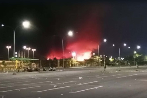 Tempat Pemrosesan Akhir (TPA) Benowo terbakar hebat pada Minggu (19/7/2026). Foto: Dok. Istimewa