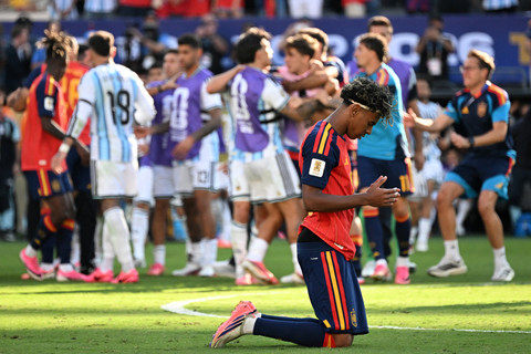 Lamine Yamal berdoa usai membawa Spanyol menjuarai Piala Dunia pada 19 Juli 2026. Foto: Pedro Ugarte/AFP