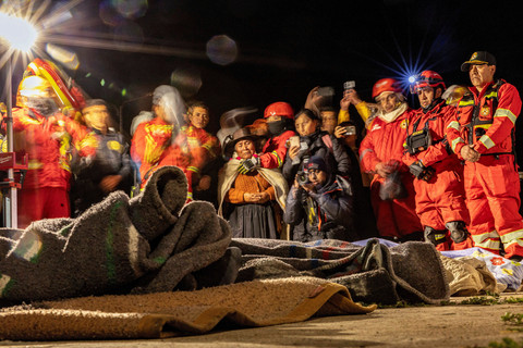 Orang-orang berdoa di samping jenazah empat korban gempa bumi berkek magnitude 5,6 yang melanda Peru Tengah pada hari Sabtu, di Chupuro, Peru, 19 Juli 2026. Foto: REUTERS/Yershon Vilca