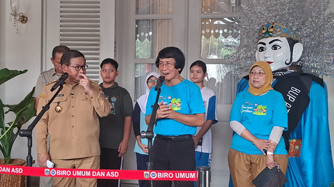 Gubernur DKI Jakarta Pramono Anung bersama Ketua Lembaga Perlindungan Anak Indonesia (LPAI), Kak Seto, memberikan keterangan kepada awak media usai menghadiri peringatan Hari Anak Nasional 2026 di Balai Kota DKI Jakarta, Senin (20/7). Foto: Pradya Tirta/kumparan
