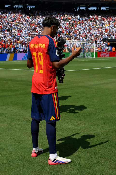Pemain Spanyol, Lamine Yamal, berdoa sebelum pertandingan Final Piala Dunia FIFA 2026 antara Spanyol dan Argentina di Stadion New York New Jersey pada 19 Juli 2026 di East Rutherford, New Jersey. Foto: David Ramos/Getty Images/AFP