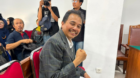 Sidang putusan praperadilan jilid II Roy Suryo terkait penetapan status tersangka dalam kasus dugaan fitnah dan penyebaran isu ijazah palsu Presiden ke-7 RI, Joko Widodo, di PN Jaksel, Senin (20/7). Foto: Kevin Daniel/kumparan