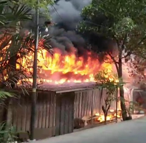 Kebakaran gudang di Kampung Tajur Halang RT 03/RW 04, Desa Tajur Halang, Kecamatan Tajur Halang, Kabupaten Bogor, terbakar pada Senin (20/7/2026) pagi. Foto: Dok. Damkar Bogor