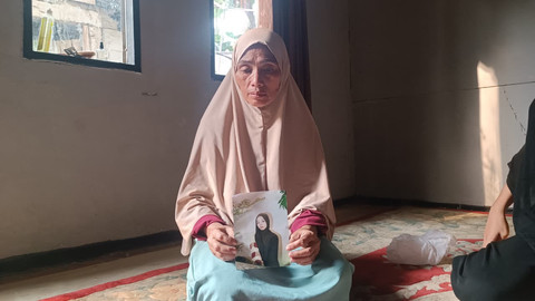 Eulis Komariah, ibu dari wanita asal Cililin, Kabupaten Bandung Barat yang diduga diculik oleh mantan pacarnya, Senin (20/7/2026). Foto: Abisatya Ramdhani/kumparan
