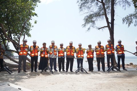 Menko Perekonomian Airlangga Hartarto,Wakil PM Singapura Gan Kim Yong,Dirut Telkom Indonesia Dian Siswarini meresmikan pendaratan kabel bawah laut Nongsa Changi Cable (NCC) di Nongsa Digital Park (NDP), Batam, Senin (20/7/2026). Foto: Telkom Indonesia
