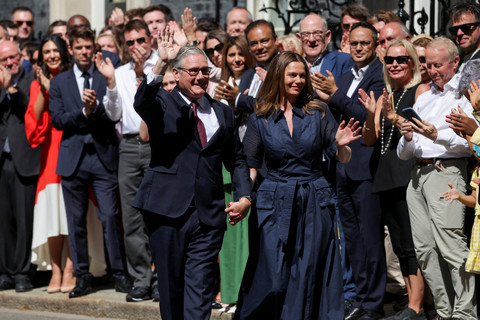 Perdana Menteri Inggris Keir Starmer berjalan bersama istrinya Victoria Starmer setelah menyampaikan pernyataan pengunduran diri di luar 10 Downing Street, London, Inggris, Senin (20/7/2026). Foto: Kevin Coombs/REUTERS