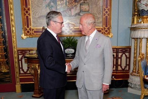 Raja Charles III menyambut Perdana Menteri Inggris yang akan segera mengundurkan diri Keir Starmer di Istana Buckingham, London, Senin (20/7/2026). Foto: Aaron Chown/Pool via REUTERS