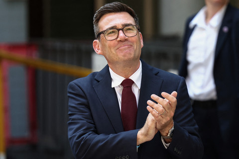 Andy Burnham tersenyum saat meninggalkan 'Konferensi Khusus' Partai Buruh di mana ia dikukuhkan sebagai pemimpin baru Partai Buruh dan perdana menteri negara berikutnya, di pusat kota London, Inggris, Jumat (17/7/2026). Foto: Toby Shepheard / AFP