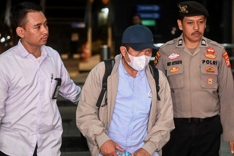 Petugas menggiring Bupati Lombok Barat Lalu Ahmad Zaini (tengah) untuk menjalani pemeriksaan di Gedung KPK, Jakarta, Senin (20/7/2026). Foto: Rivan Awal Lingga/ANTARA FOTO
