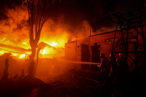 Petugas pemadam kebakaran menyemprotkan air ke arah api yang membakar pabrik dupa di Periuk, Kota Tangerang, Banten, Senin (20/7/2026). Foto: Putra M. Akbar/ANTARA FOTO
