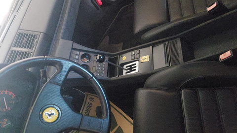 Potret interior mobil Ferrari 348 GTS yang dilelang DJKN melalui KPKNL Surabaya. Foto: Dok. DJKN
