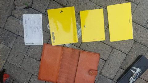 Buku manual dan dokumen pendukung lainnya dalam lelang mobil Ferrari 348 GTS. Foto: Dok. DJKN
