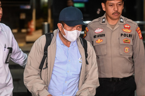 Petugas menggiring Bupati Lombok Barat Lalu Ahmad Zaini (tengah) untuk menjalani pemeriksaan di Gedung KPK, Jakarta, Senin (20/7/2026). Foto: Rivan Awal Lingga/ANTARA FOTO