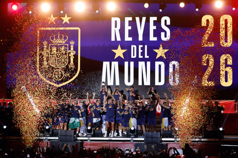 Para pemain tim nasional Spanyol merayakan kemenangan di atas panggung di Plaza de Cibeles, Madrid, Spanyol, Senin (20/7/2026), sehari setelah meraih gelar juara Piala Dunia kedua mereka usai menang 1-0 atas Argentina. Foto: Oscar Del Pozo/AFP