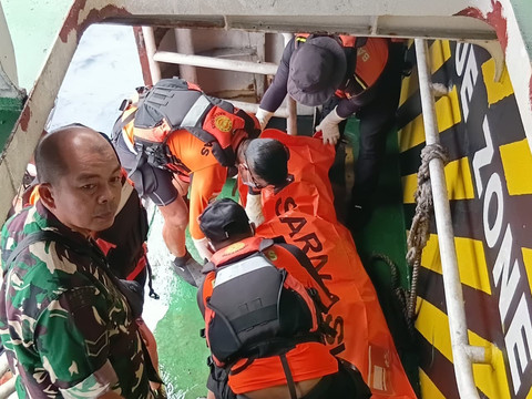 Sesosok jenazah ditemukan mengapung di area perairan Pulau Pamalikang, Kabupaten Pangkep, Sulawesi Selatan, Selasa (21/7/2026). Foto: Dok. Basarnas Makassar
