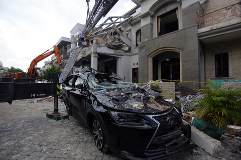 Petugas mengoperasikan alat berat saat melakukan pencarian korban ledakan di Komplek Grand Polonia, Medan, Sumatera Utara, Selasa (21/7/2026). Foto: Yudi Manar/Antara Foto