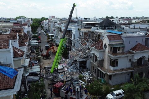 Foto udara petugas mengoperasikan alat berat melakukan pencarian korban ledakan diduga dari pipa gas di Komplek Grand Polonia, Medan, Sumatera Utara, Selasa (21/7/2026). Foto: Yudi Manar/Antara Foto