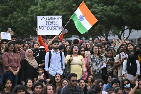 Pendukung Cockroach Janta Party (CJP) membawa poster dalam protes All India Students' Association (AISA) menuntut pengunduran diri Menteri Pendidikan India Dharmendra Pradhan atas dugaan kecurangan ujian NEET di Bengaluru, India, Senin (20/7/2026). Foto: Idrees Mohammed/AFP