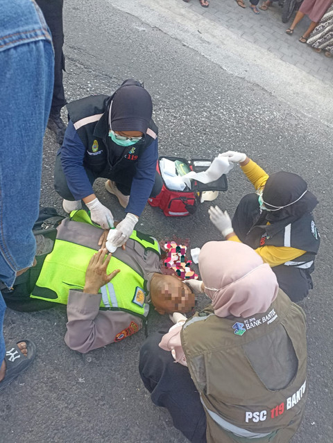 Seorang polisi, Aipda AP (43), ditabrak pengendara sepeda motor saat sedang menyeberangkan pengguna jalan di Simpang Empat Pasar Celep, Jalan Samas, Sanden, Kabupaten Bantul pada Senin (20/7/2026) pagi. Foto: Dok. Polres Bantul