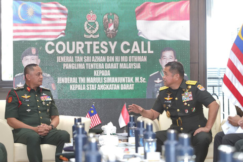 KSAD Maruli Simanjuntak menerima Panglima Tentera Darat Malaysia Jenderal Tan Sri Azhan Bin Hj Md Othman di Markas Besar Angkatan Darat (Mabesad), Jakarta, Selasa (21/7). Foto: TNI AD