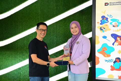Direktur Human Capital Management Telkom Willy Saelan (kiri), menyerahkan penghargaan kepada salah satu pemenang Culture Award pada momen Culture Agent/Culture Booster Meet & Greet (CAMG) 2026. Foto: Telkom