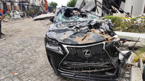 Kondisi mobil Lexus yang tertimpa reruntuhan bangunan usai ledakan pipa gas di Perumahan Grand Polonia Medan, Selasa (21/7/2026). Foto: Amar Marpaung/kumparan