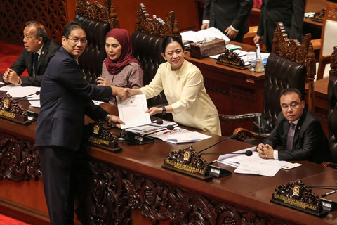 Menteri Keuangan Purbaya Yudhi Sadewa (kiri) menyerahkan berkas tanggapan pemerintah kepada Ketua DPR Puan Maharani pada Rapat Paripurna ke-26 Masa Persidangan V Tahun Sidang 2025-2026 di Kompleks Parlemen, Senayan, Jakarta, Selasa (21/7/2026). Foto: Asprilla Dwi Adha/ANTARA FOTO