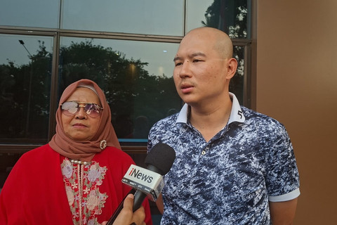 Calon suami Jesslyn, Evan bersama kuasa hukumnya Andi Darti memberikan keterangan di Polres Jakarta Pusat, Selasa (21/7/2026). Foto: Pradya Tirta/kumparan