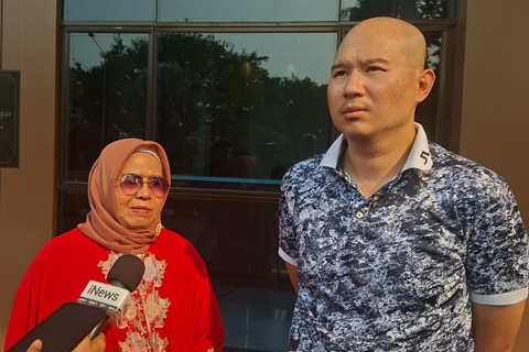 Suami Jesslyn, Evan bersama kuasa hukumnya Andi Darti memberikan keterangan di Polres Jakarta Pusat, Selasa (21/7/2026). Foto: Pradya Tirta/kumparan
