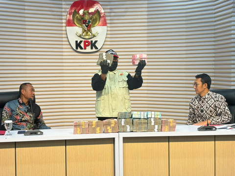 Barang bukti terkait kasus suap hingga gratifikasi di lingkungan Pemerintah Kabupaten Lombok Barat, Selasa (21/7/2026). Foto: Kevin Daniel/kumparan