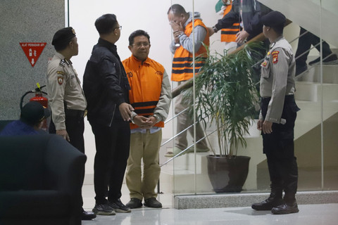 Bupati Lombok Barat Lalu Ahmad Zaini mengekan rompi tahanan berjalan menuju mobil tahanan usai menjalani pemeriksaan di Gedung Merah Putih KPK, Jakarta, Selasa (21/7/2026). Foto: Jamal Ramadhan/kumparan