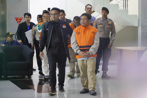 Bupati Lombok Barat Lalu Ahmad Zaini mengenakan rompi tahanan berjalan menuju mobil tahanan usai menjalani pemeriksaan di Gedung Merah Putih KPK, Jakarta, Selasa (21/7/2026). Foto: Jamal Ramadhan/kumparan