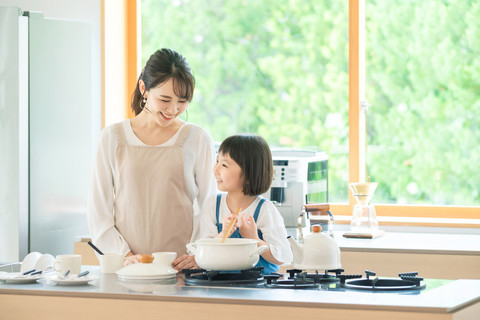 Ilustrasi anak dan ibu memasak. Foto: Shutterstock