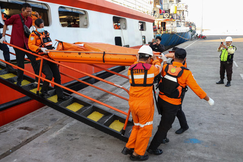 Tim SAR gabungan mengangkut kantong berisi jenazah yang diduga korban KM Nurul Salsa turun dari KN SAR Kamajaya di Pelabuhan Soekarno Hatta Makassar, Sulawesi Selatan, Rabu (22/7/2026).  Foto: Arnas Padda/ANTARA FOTO