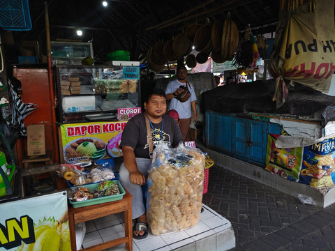 Gilang Rizki (29) difabel tunanetra lulusan UIN Sunan Kalijaga berjualan kerupuk rambat karena sudahnya cari pekerjaan kantoran. Menjadi pedagang asongan juga penuh rintangan bagi pria kelahiran Brebes, Jawa Tengah itu, Rabu (22/7/2026). Foto: Arfiansyah Panji Purnandaru/kumparan