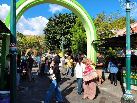 Gilang Rizki (29) difabel tunanetra lulusan UIN Sunan Kalijaga berjualan kerupuk rambat karena sudahnya cari pekerjaan kantoran. Menjadi pedagang asongan juga penuh rintangan bagi pria kelahiran Brebes, Jawa Tengah itu, Rabu (22/7/2026). Foto: Arfiansyah Panji Purnandaru/kumparan