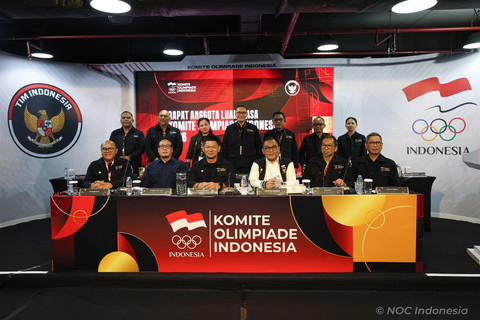 Pengurus NOC Indonesia berfoto bersama Chef de Mission (CdM) Tim Indonesia Asian Games Aichi-Nagoya 2026, Todotua Pasaribu. Foto: NOC Indonesia/Naif Muhammad Al’as