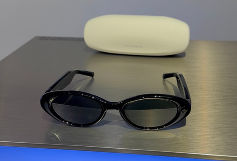 Intelligent eyewear dan charging case. Foto: Habib Allbi Ferdian/kumparan