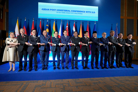 Para diplomat ASEAN dan Menlu AS Marco Rubio berfoto bersama dalam ASEAN Post Ministerial Conference bersama AS di sela-sela Pertemuan Menteri Luar Negeri ASEAN di Pasay, Metro Manila, Filipina, Rabu (22/7/2026). Foto: Aaron Favila/REUTERS