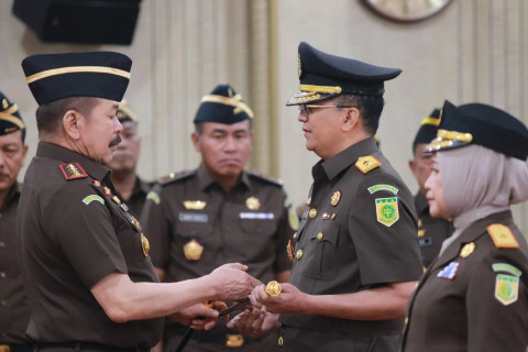 Jaksa Agung ST Burhanuddin (kiri) melantik Kuntadi yang sebelumnya Direktur Penyidikan Jampidsus, menjadi Kajati Lampung di Gedung Utama Kejaksaan Agung, Jakarta, Kamis (29/8/2024). Foto: Nadia Putri/ANTARA FOTO