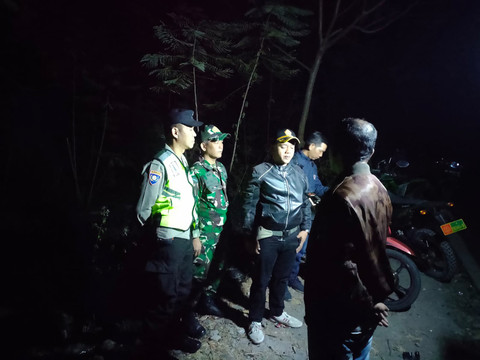 Kebakaran di kawasan hutan Perhutani di Petak 62 RPH Gangsiran, BKPH Sampung KPH Madiun, wilayah Kecamatan Sampung, Kabupaten Ponorogo. Foto: Dok. BPBD Jatim