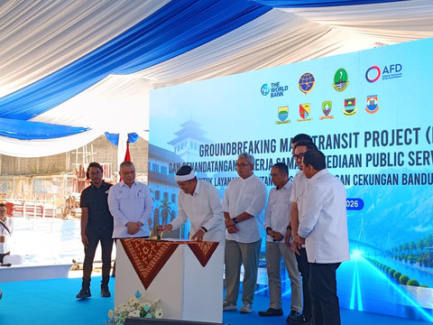 Suasana acara Groundbreaking Pembagunan Infrastruktur Bus Rapid Transit (BRT) Bandung Raya dan PSO Angkutan Massal Metropolitan Berbasis Jalan, di Jalan Leuwipanjang, Kota Bandung pada Rabu (22/7/2026). Foto: Abisatya/kumparan