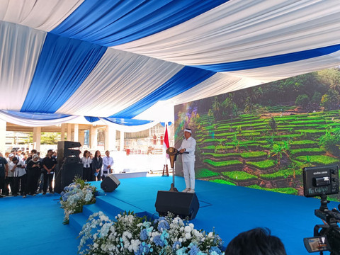 Gubernur Jawa Barat, Dedi Mulyadi, dalam acara Groundbreaking Pembagunan Infrastruktur Bus Rapid Transit (BRT) Bandung Raya dan PSO Angkutan Massal Metropolitan Berbasis Jalan, di Jalan Leuwipanjang, Kota Bandung pada Rabu (22/7/2026). Foto: Abisatya/kumparan