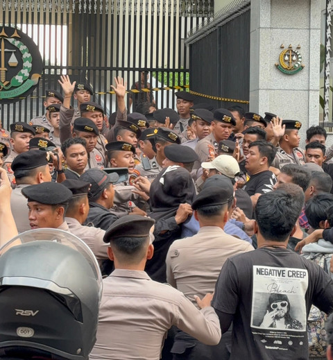 Massa unjuk rasa mulai ricuh di depan Gedung Kejaksaan Agung, Jakarta Selatan, Rabu (22/7/2026). Foto: Kevin Daniel/kumparan