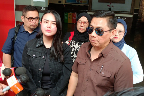 Amanda Manopo didampingi kuasa hukumnya memberikan keterangan pers usai mendatangi Polres Metro Jakarta Selatan, Rabu (22/7/2026).
 Foto: Aprilandika Pratama/kumparan