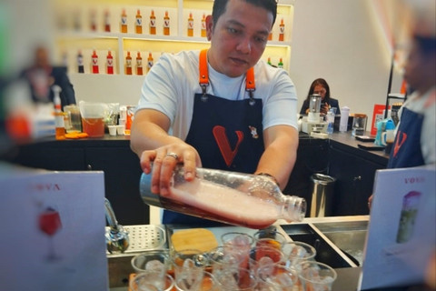 Merek sirup lokal, VOYA, memperkenalkan dua varian sirup floral terbaru, Cherry Blossom Syrup dan Elderflower Syrup, dalam ajang Food & Hospitality Indonesia (FHI) 2026 di JIExpo Kemayoran, Jakarta. Foto: Dok. Istimewa
